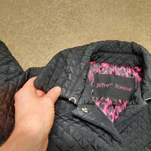 Betsey Johnson Womens Quilted Jacket Black Back Bow Pink Camo Lining Small - Picture 4 of 8